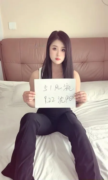 高挑白净嫩妹