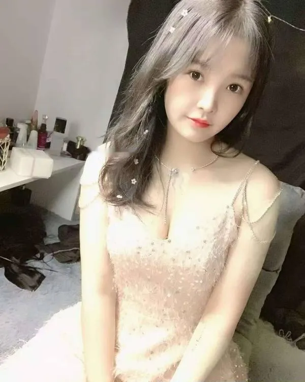 性感肤白小美