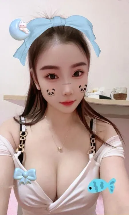 三点粉嫩美背小姐姐