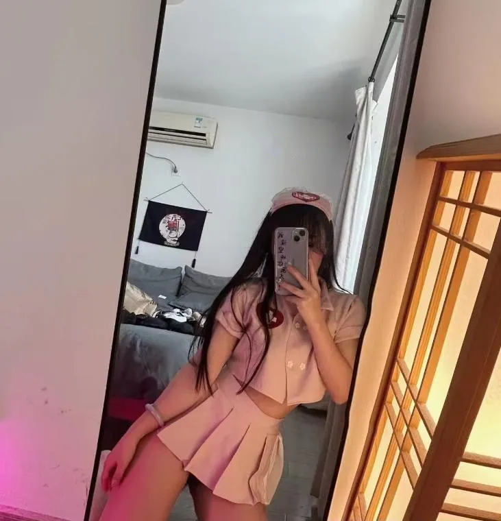 丝袜制服兼职小师妹