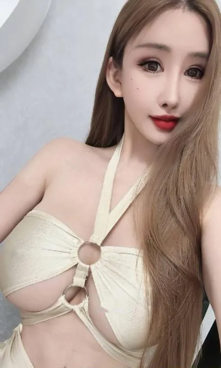 巨乳翘臀网红善朵