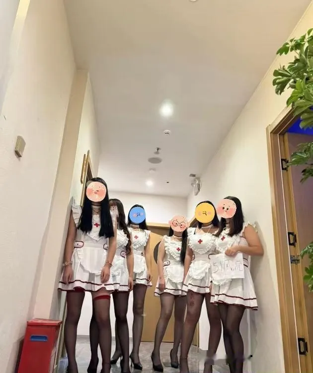 清涩8位小姐姐在店