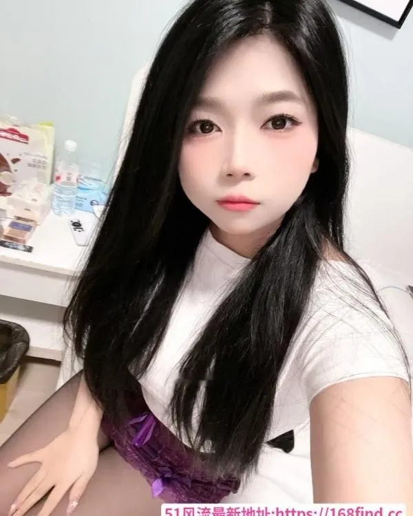 大胸黑丝小姐姐