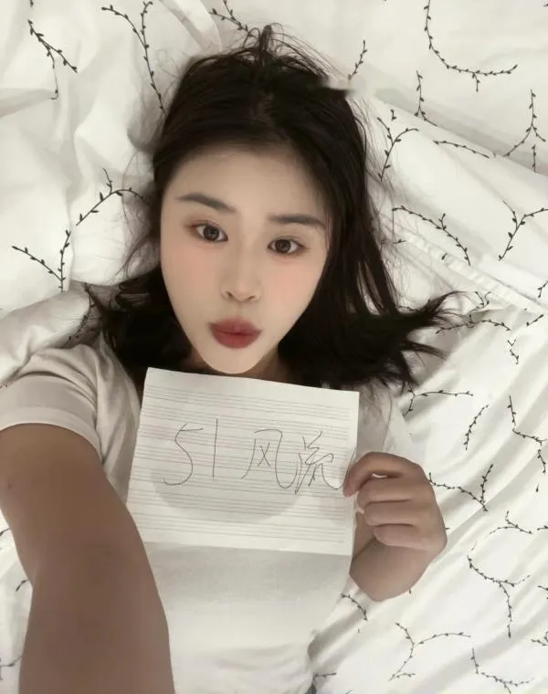兼职大学生小月亮