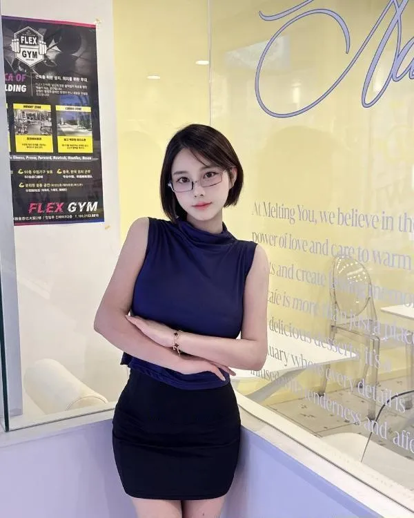 短发大胸风骚老师