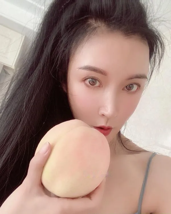 前凸后翘的小姐姐
