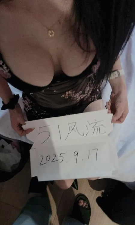 礼嘉肤白大胸少妇