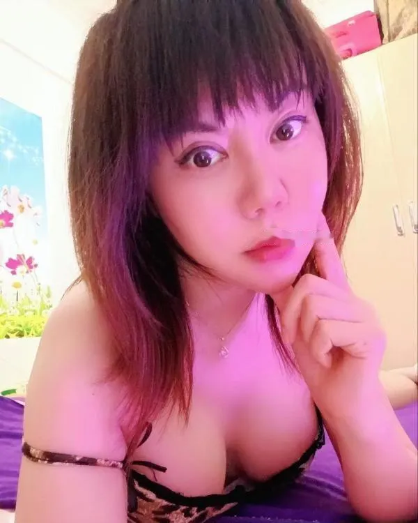 制服翘臀少妇海妮